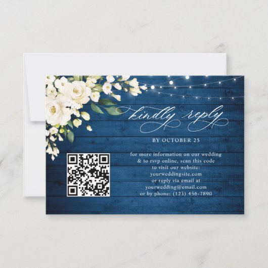 White Roses Blue Wood Lantern Wedding QR Code RSVP Karte (Vorderseite)