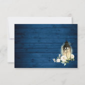 White Roses Blue Wood Lantern Wedding QR Code RSVP Karte (Rückseite)