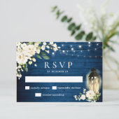 White Roses Blue Wood Lantern Wedding RSVP Karte (Stehend Vorderseite)