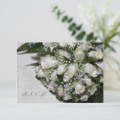 White Roses Bouquet Wedding RSVP Karte (Stehend Vorderseite)