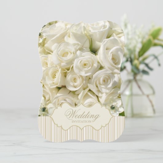 White Roses Elegante Einladung zur Hochzeit (Stehend Vorderseite)