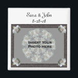 White Roses Elegante Wedding Favor Foto Magnet<br><div class="desc">Eleganter Rahmen mit weißen Rosenbuden Save the Date Hochzeitsankündigung favorisiert Kühlschrank Magnet. Bereit für Ihr besonderes Foto. Füllen Sie Ihre Informationen in der Vorlage aus. Nehmen Sie mehr Änderungen an Text- und Schriftart-Größe, Stil und Farbe vor. Fügen Sie Ihr Foto hinzu, indem Sie auf Ändern klicken und Ihr Bild hochladen....</div>