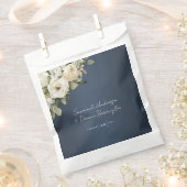 White Roses on Dusty Blue Wedding Geschenktütchen (Ausgeschnitten)