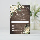 White Roses Rustic Wood Lantern Wedding RSVP Karte (Stehend Vorderseite)