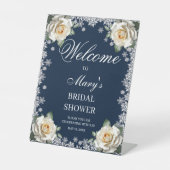 White Roses Snowflake Weihnachts-Brautparty Sockelschild (Vorderseite)