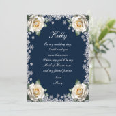 White Roses Snowflake Weihnachts-Trauzeugin Einladung (Stehend Vorderseite)