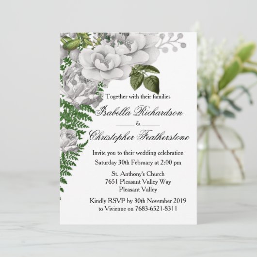 White Roses und Ferns Wedding Einladung (Stehend Vorderseite)