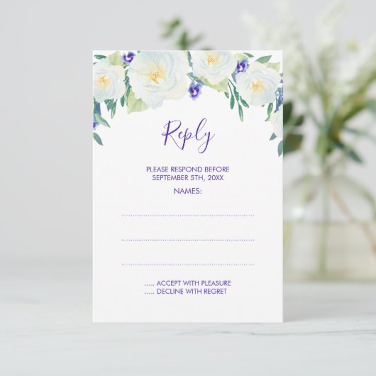 White Roses & Violets Hochzeitskarten RSVP Karte (Stehend Vorderseite)