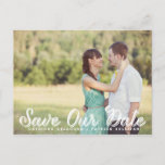 White Rustic Script Foto Rettete Unser Date Postca Ankündigungspostkarte<br><div class="desc">Rustikales Script Foto Rettete Unsere Date Postcard Rustikale Save the Date Karte mit whimsical Skript Typografie.</div>