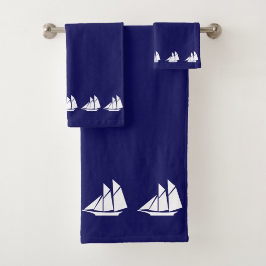 White Sailing Yachten auf Navy Blue Badhandtuch Set (Insitu)