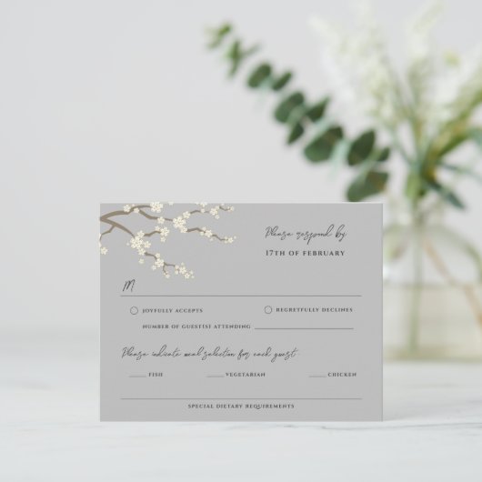 White Sakura Cherry Blossom Wedding RSVP Card (Stehend Vorderseite)