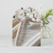 White Satin Roses and Peony Bridal Shower Einladung (Stehend Vorderseite)