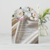 White Satin Roses and Peony Wedding Einladung (Stehend Vorderseite)