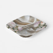 White Satin with Roses and Peony Wedding Pappteller (Gewinkelt)