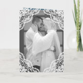 White Scalloped Lace Blue Foto Einladung (Rückseite)