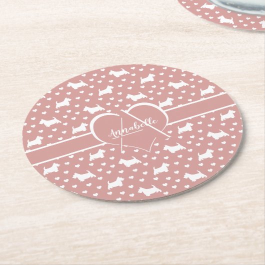 White Scottish Terriers (Scottie Dogs) - Pink Runder Pappuntersetzer (Angewinkelt)
