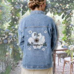 White Script Calligraphy Modern Wedding Bride Jeansjacke<br><div class="desc">Niedliche und einfache weiße Blume Mrs. Last Name jean Jacke Design für eine neue Braut! Ideal für niedliche Hochzeitsfeiern oder für jemanden, der einer Braut in einem Brautparty oder Junggeselinnen-Abschied etwas geben kann. Es kann nicht nur eine tolle Hochzeitstagsstütze sein, sondern es ist auch ein bleibender Sake. Einfache Schwarz-weiße Wedding...</div>