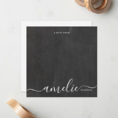 White Script Calligraphy Monogram Chalkboard Mitteilungskarte (Vorderseite/Rückseite Beispiel)