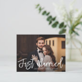 White Script gerade verheiratet Hochzeitsankündigu Postkarte (Stehend Vorderseite)