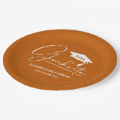 White Script Graduation Cap Burnt Orange Pappteller (Schrägansicht)