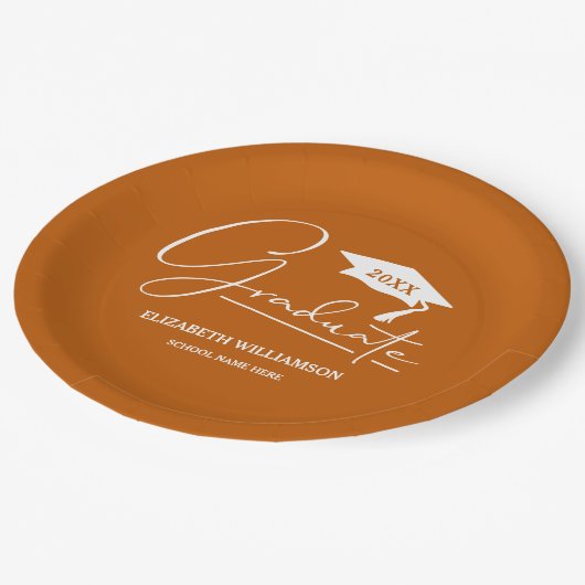 White Script Graduation Cap Burnt Orange Pappteller (Schrägansicht)