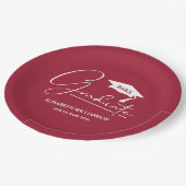 White Script Graduation Cap Crimson Pappteller (Schrägansicht)
