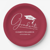 White Script Graduation Cap Crimson Pappteller (Vorderseite)