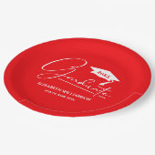 White Script Graduation Cap Red Pappteller (Schrägansicht)