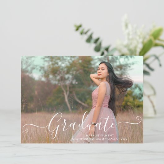 White Script Modern Graduate Foto Abschluss Ankündigung (Stehend Vorderseite)