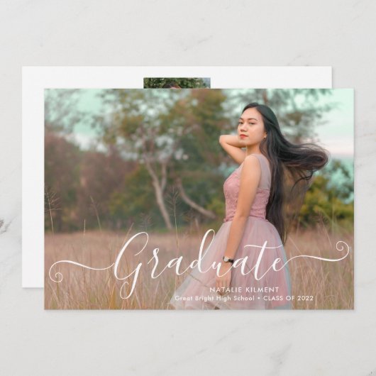 White Script Modern Graduate Foto Abschluss Ankündigung (Vorne/Hinten)