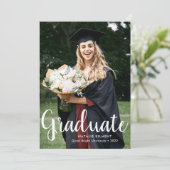 White Script Modern Graduate Foto Abschluss Einladung (Stehend Vorderseite)