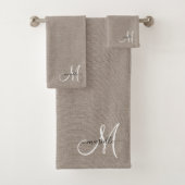 White Script Monogram Taupe Imitate Linen Badhandtuch Set (Insitu)