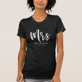 White Script Mrs. (Name) mit Ihrem Hochzeitsjahr T-Shirt (Vorderseite)