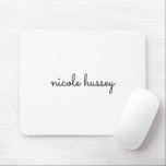 White Script | Stilvolle Monogram Moderne Minimali Mousepad<br><div class="desc">Ein einfaches,  individuelles Monogramm-Design in lässiger Handschrift in auffallendem einfarbigem Schwarz/Weiß. Das Monogramm kann leicht personalisiert sein,  um ein Design so einzigartig wie Sie sind zu machen! Das perfekte trendige Geschenk oder Accessoire für jeden Anlass.</div>