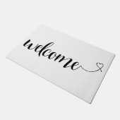 White Script Willkommen mit Herzakzent Fußmatte (Schrägansicht)