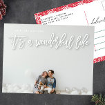 White Shadow Es ist ein wunderbares Leben Weihnach Feiertagspostkarte<br><div class="desc">Es ist ein wunderschönes Foto für Lebensferien Postkartenskript in White Shadow Lettern. Zurück hat eine hübsche Blumengrenze. Schreibstil. Großes Foto. Glückliches,  festliches Design. Es ist ein wunderbares Leben. Blume. Rot und Weiß. Blumenrahmen.</div>