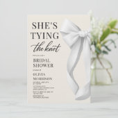 White She's Tying The Knot Elegant Bridal Shower Einladung (Stehend Vorderseite)