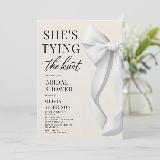White She's Tying The Knot Elegant Bridal Shower Einladung (Stehend Vorderseite)