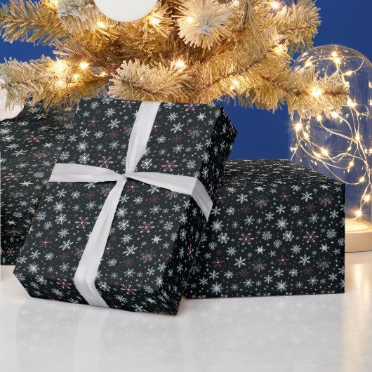 White Silver Lila Snowflakes Geschenkpapier (Feiertage)