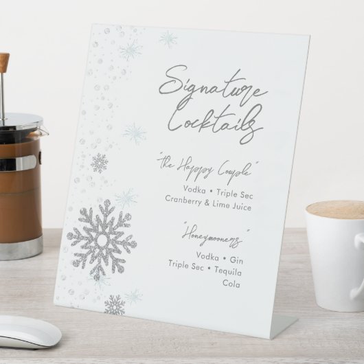 White Silver Snowflakes Signature Cocktail Menu Sockelschild (In Situ)