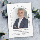 White Simple Foto Arch 60. Geburtstagsparty Einladung<br><div class="desc">So einzigartig wie das Individuum, das gefeiert wird, diese moderne 60. Geburtstagsfeier-Einladung mit einer wunderschönen bogenförmigen Fotovorlage, die mit dem Foto Ihrer Ehre personalisiert wird. Ein schlichter weißer Hintergrund verleiht dem Design ein klares Aussehen. Die benutzerdefinierte Textvorlage mit Text, der sich am äußeren Rand des Fotos befindet, hat eine schöne...</div>