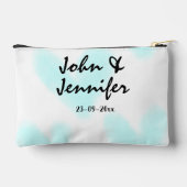 white simple minimal text style wedding blue heart zubehörtasche (Rückseite)