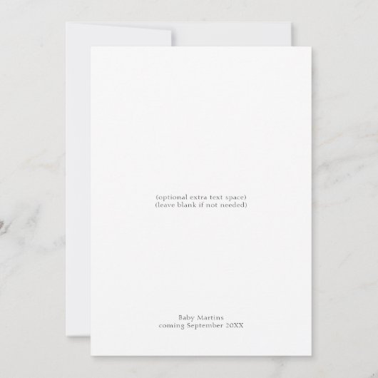 White Simple Minimalistisch Script Baby Dusche Einladung (Rückseite)
