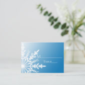 White Snowflake on Blue Winter Wedding Place Cards Platzkarte (Stehend Vorderseite)