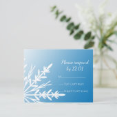 White Snowflake on Blue Winter Wedding RSVP Karte (Stehend Vorderseite)