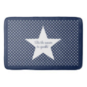 White Snowflake Pattern on a Midnight Blue Sky Badematte (Vorderseite)