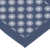 White Snowflake Pattern on a Midnight Blue Sky Kurzer Tischläufer (Ecke)