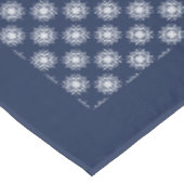 White Snowflake Pattern on a Midnight Blue Sky Tischdecke (Schrägansicht)