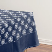 White Snowflake Pattern on a Midnight Blue Sky Tischdecke (Beispiel)
