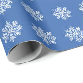 White Snowflake über Blue Christmas Holiday Patter Geschenkpapier (Rolleneckpunkt)